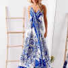 SCANDEZZA Biało-niebieska wzorzysta sukienka z dłuższym tyłem - zdjęcie 5