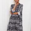 SCANDEZZA Szara sukienka oversize w wężowy wzór - zdjęcie 1