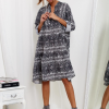 SCANDEZZA Szara sukienka oversize w wężowy wzór - zdjęcie 2