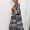 SCANDEZZA Szara sukienka oversize w wężowy wzór - zdjęcie 4