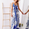 SCANDEZZA Biało-niebieska wzorzysta sukienka z dłuższym tyłem - zdjęcie 4