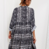 SCANDEZZA Szara sukienka oversize w wężowy wzór - zdjęcie 3