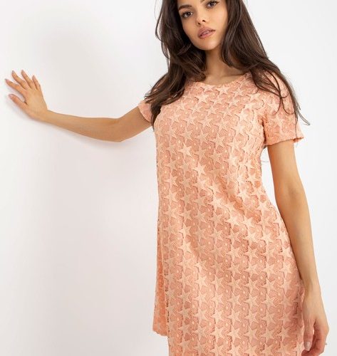 Brzoskwiniowa mini sukienka koktajlowa w ażurowy wzór