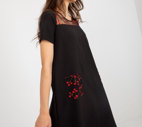 Czarna sukienka koktajlowa z okrągłym dekoltem